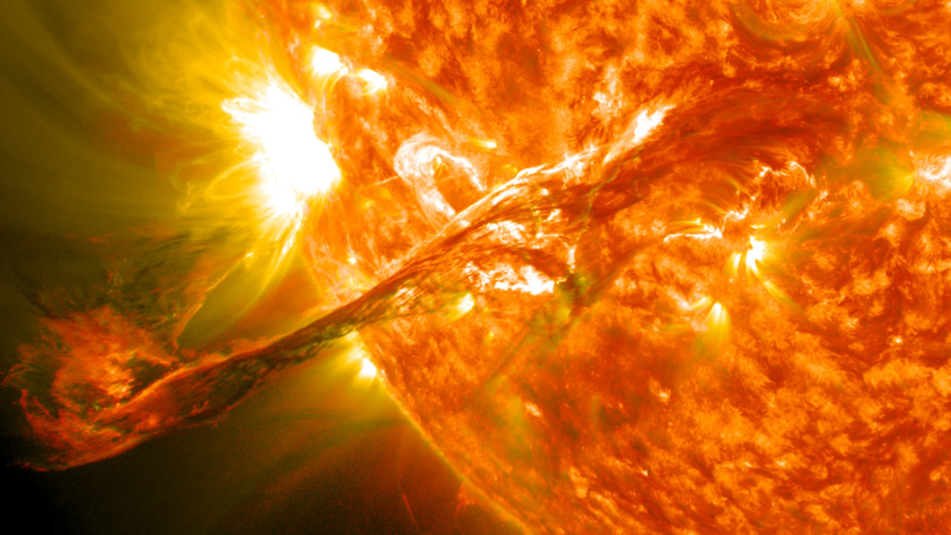 Ilustração da superfície do Sol, com uma erupção sendo projetada para fora
