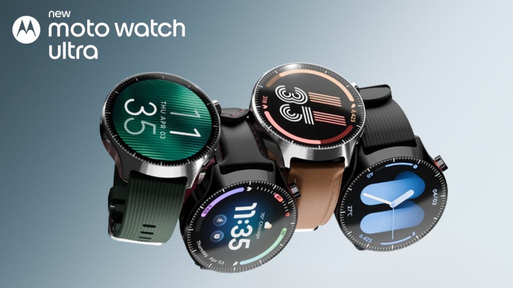 Vier Motorola-Moto-Watch-Ultra-Smartwatches mit unterschiedlichen Zifferblättern und Armbändern in Grün, Schwarz und Braun, angeordnet vor hellgrauem Hintergrund, oben links das Motorola-Logo mit dem Schriftzug „new moto watch ultra