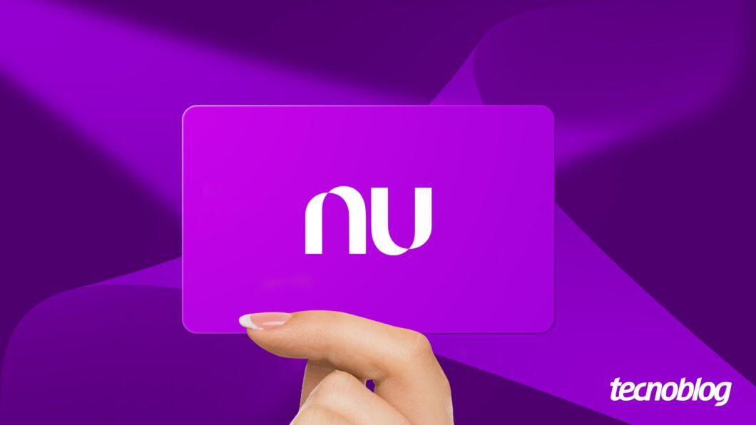 Arte mostra uma mão segurando um cartão roxo com o logotipo do Nubank ao centro, em cor branca. O fundo da imagem é roxo. Na parte inferior direita, está o logotipo do "Tecnoblog".