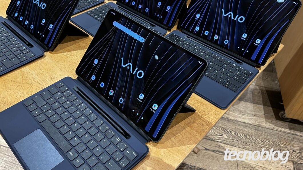 Imagem mostra alguns tablets Vaio TL12 sobre uma mesa de madeira. Todos estão com teclado acoplado e são de cor preta. Na parte inferior direita, a marca d'água do "tecnoblog" é visível.