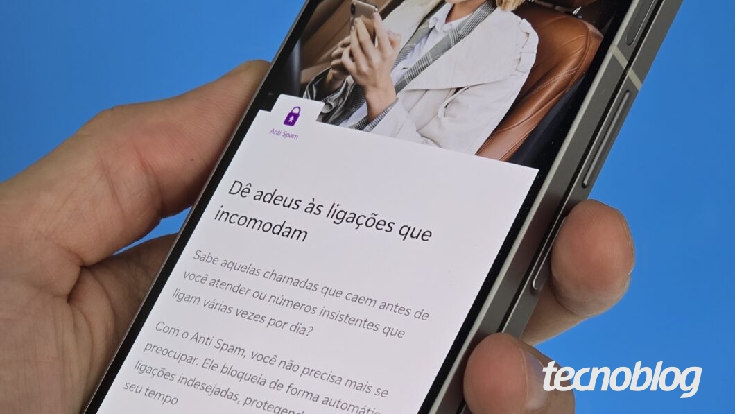 Mão segurando smartphone, exibindo tela do Vivo Anti Spam