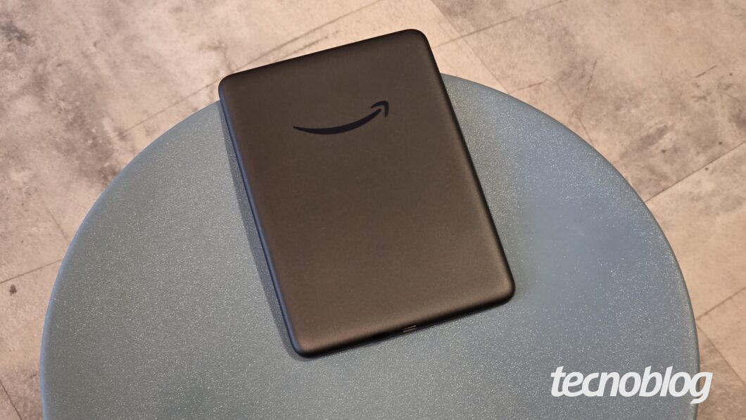 Kindle sobre um pufe redondo, visto pela parte traseira.