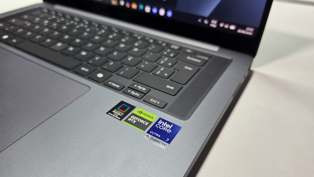 Galaxy Book 6 Ultra com selos colados abaixo do teclado para atestar o conjunto de hardware.