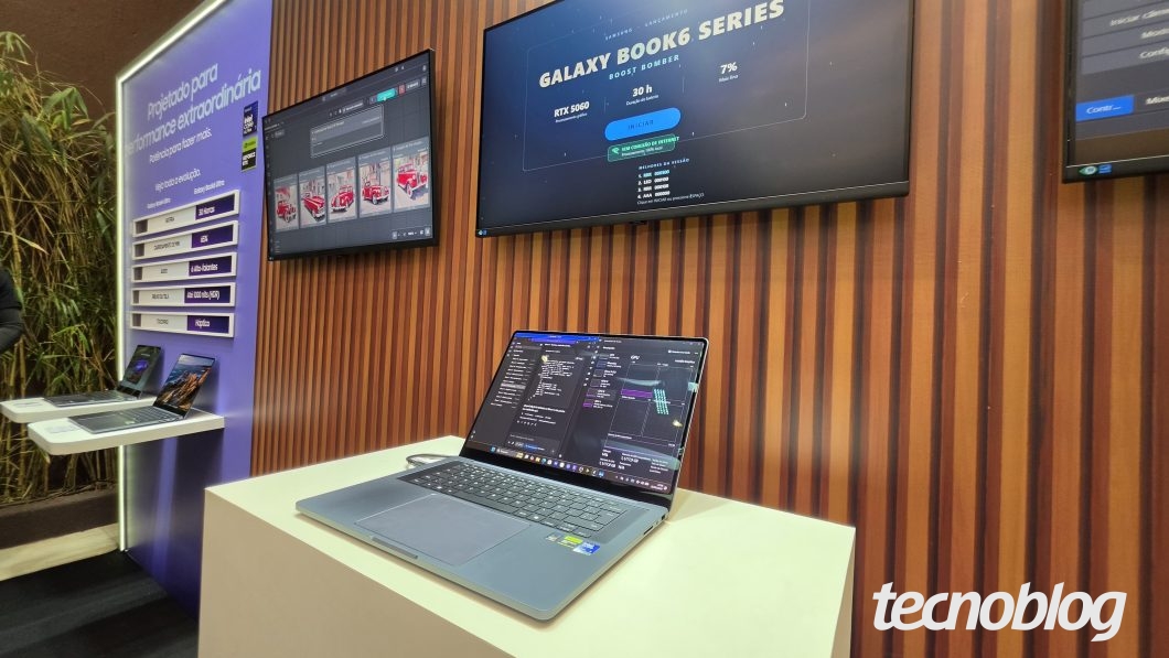 Galaxy Book 6 Ultra em exposição no evento de lançamento.