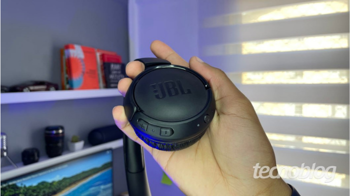 Produtos JBL originais são um pouco mais pesados e de acabamento superior (Imagem: Darlan Helder/Tecnoblog)