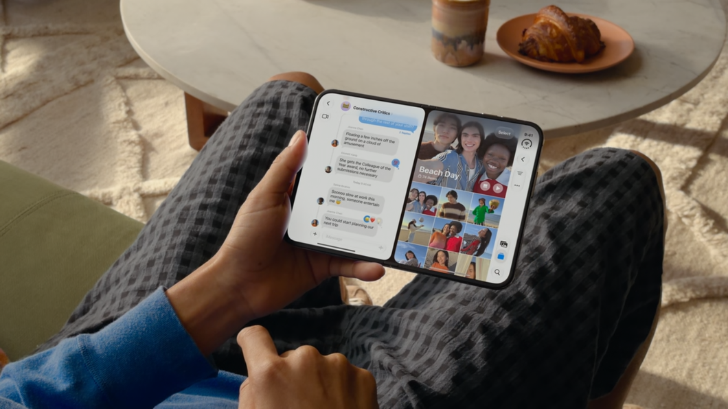 Imagem mostra um iPhone Duo, dobrável em formato passaporte, aberto e sendo segurado em uma mão