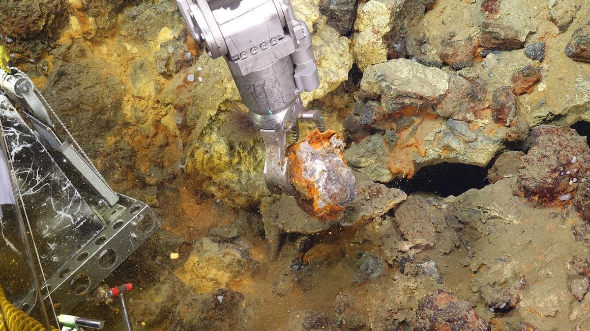 Scientists Collected Deep-Sea Rocks. They Spontaneously Caught Fire in The Lab