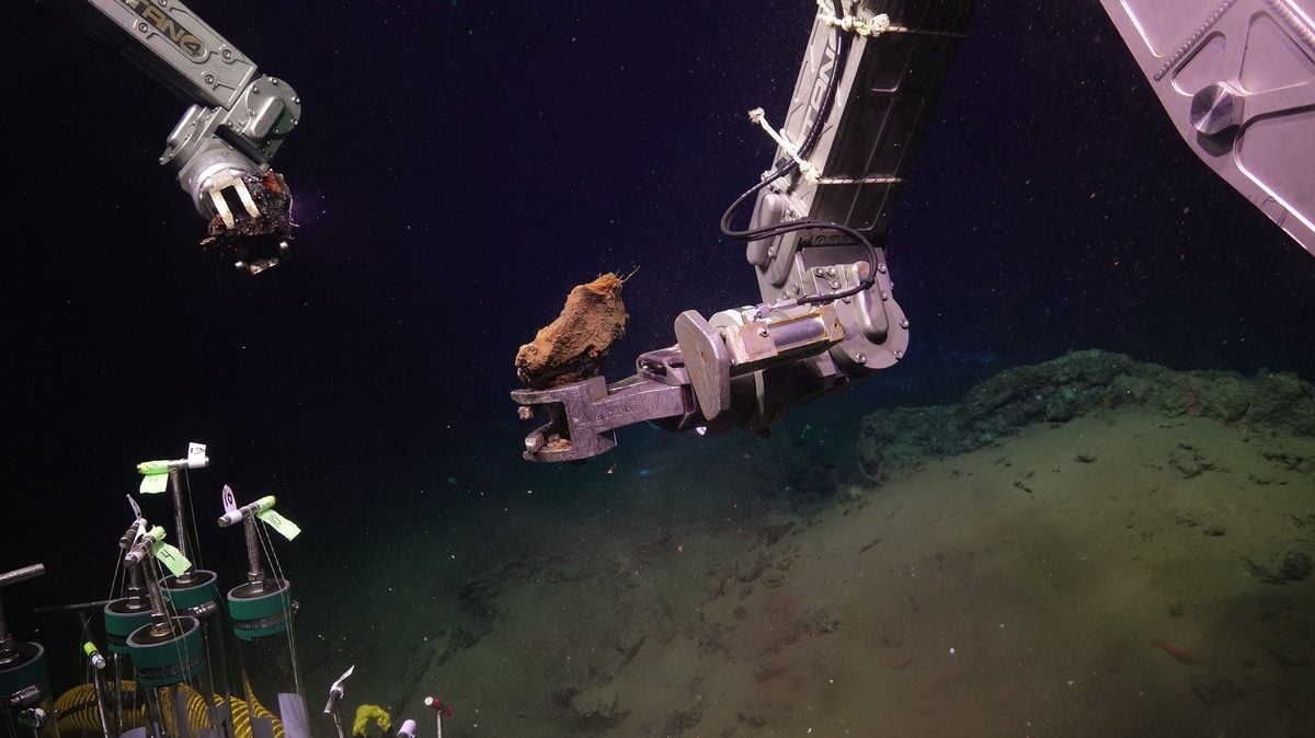 Scientists Collected Deep-Sea Rocks. They Spontaneously Caught Fire in The Lab